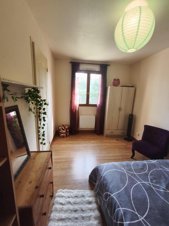 a living room with a bed and a window at Sérénité in Corquilleroy