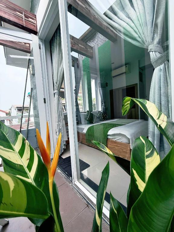 a bedroom with a bed and a large window at Hoom Villa Thành Nội - Villa 3 phòng ngủ in Thôn An Hòa