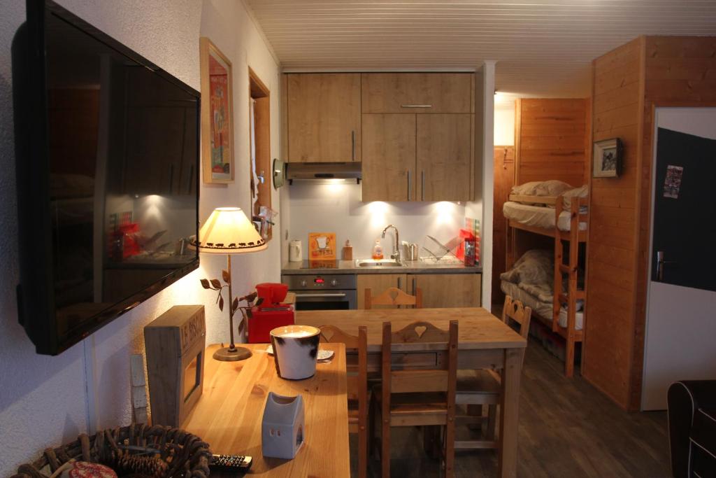 eine kleine Küche mit einem Holztisch in einem Zimmer in der Unterkunft Appartement Chatel Centre in Châtel