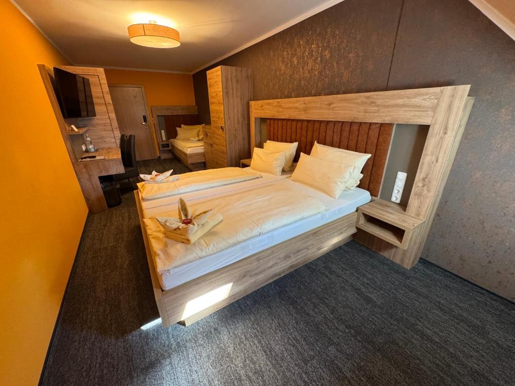 Heidekönig Hotel Celle - Triple Room - Public Transport Ticket Included