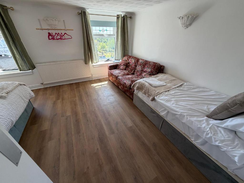 OYO Prince of Wales Country Hotel - Camera Doppia Con Bagno In Comune