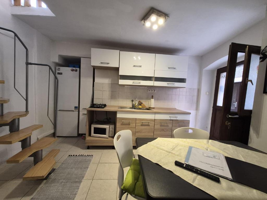 Apartment Sidro — Prostrani drveni stol za blagovanje