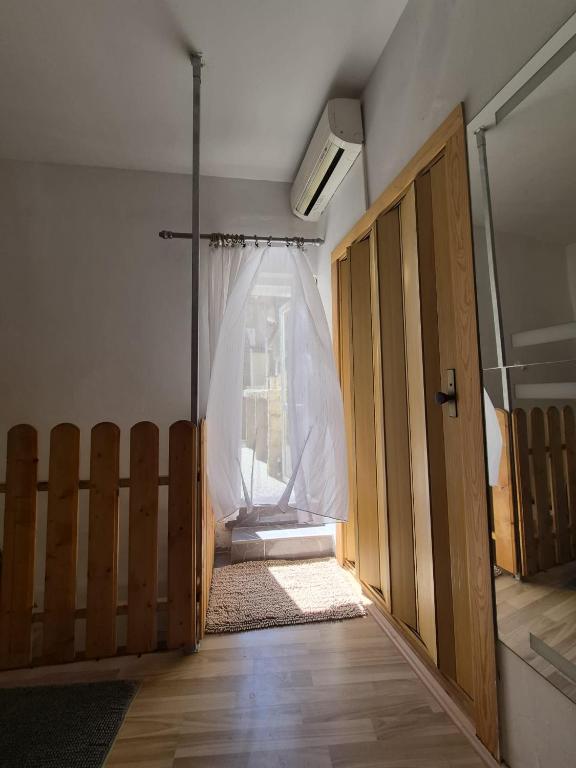 Apartment Sidro — Drugi kut udobnog bračnog kreveta na katu