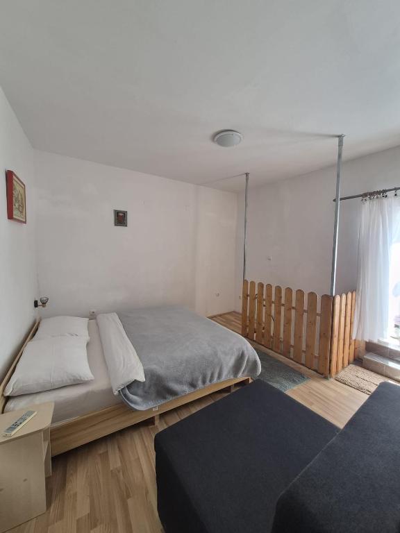 Apartment Sidro — Svijetao i uredan spavaći dio s pogledom na krovove Cresa