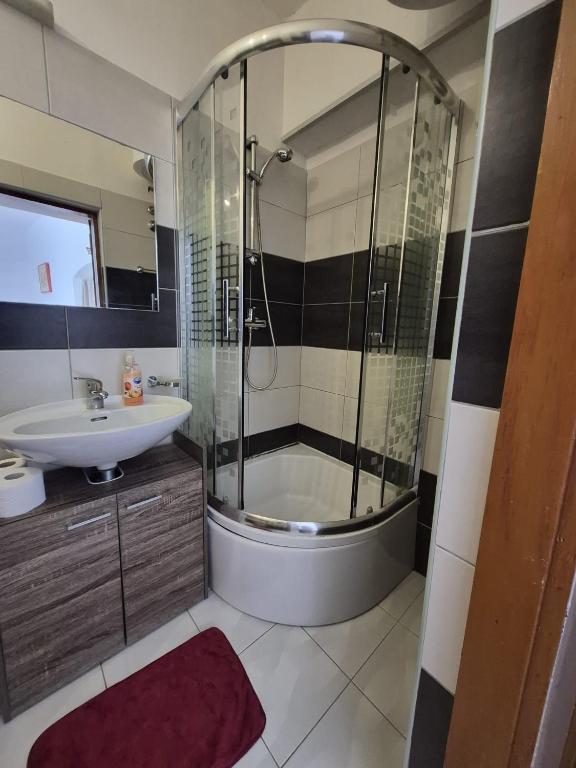 Apartment Sidro — Uredna, čista i funkcionalna kupaonica