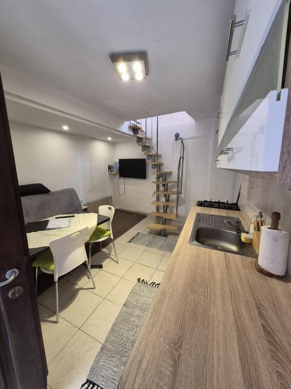 Apartment Sidro — Svijetli prozor i ugodan kuhinjski kutak