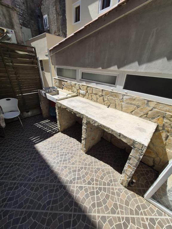 Apartment Sidro — Privatna vanjska terasa sa stolom za odmor