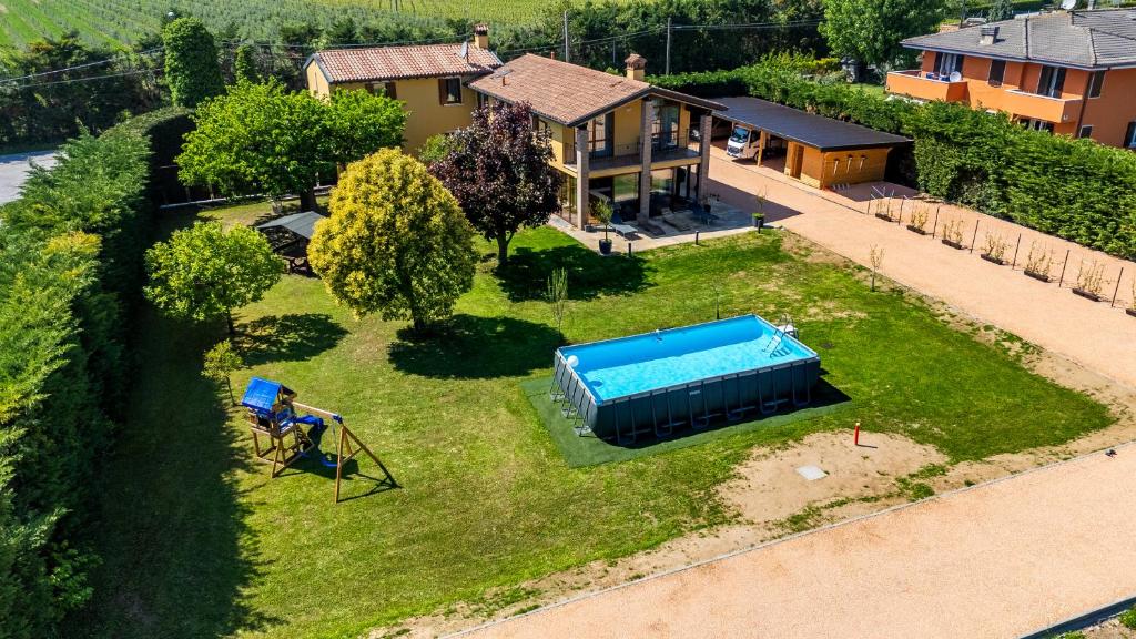 an aerial view of a house with a pool in the yard at Villa Luna Appartements und Spa in Calmasino