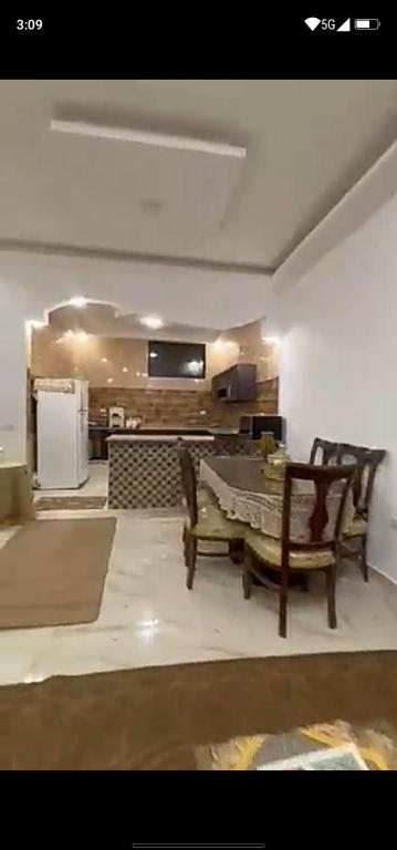 a living room with two chairs and a table at فيلا سالم الاشقر in Amman