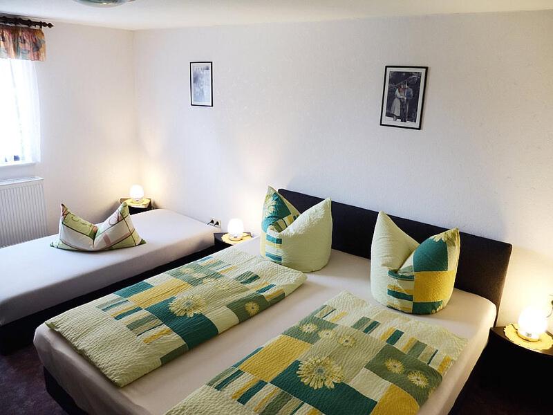 a hotel room with two beds and two lamps at Zimmervermietung Karsch in Neustadt in Sachsen