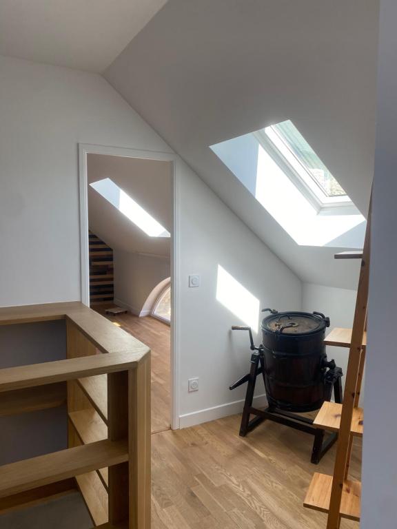 an attic room with a skylight and a barrel at Charmant maison in Pontorson
