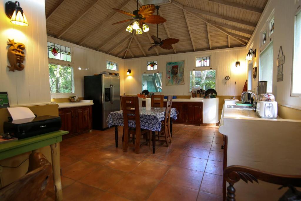 Restaurace v ubytování Tingalaya's Retreat