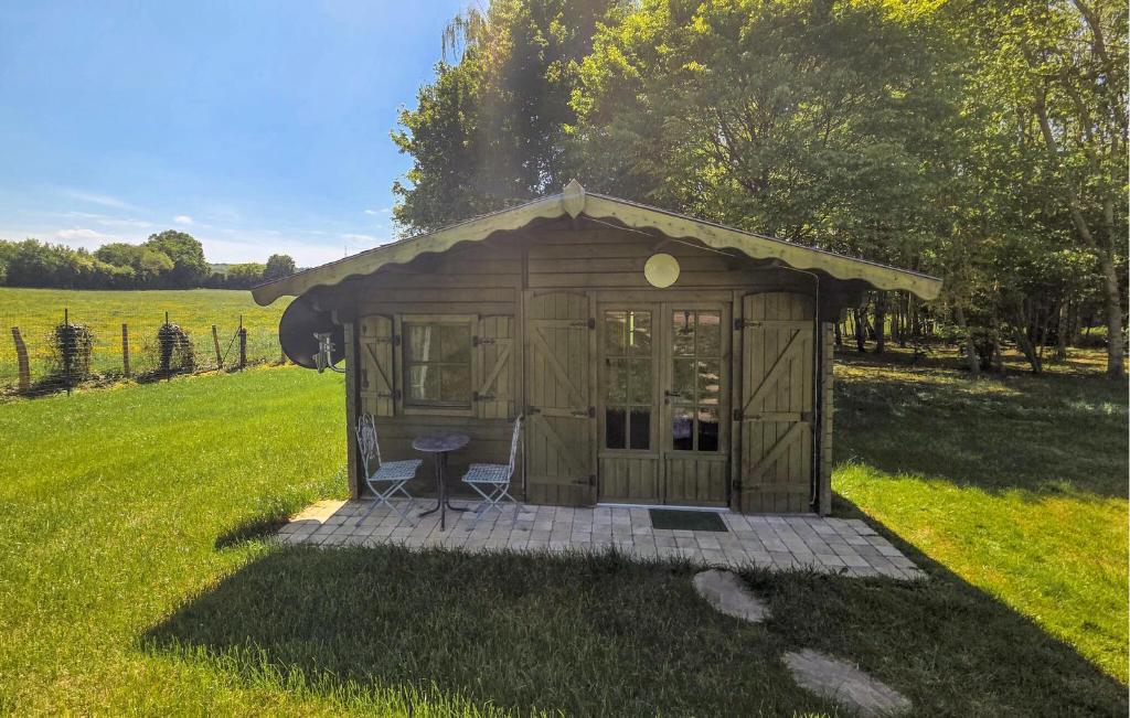 a small shed in the middle of a field at Gite En Campagne in Avezé