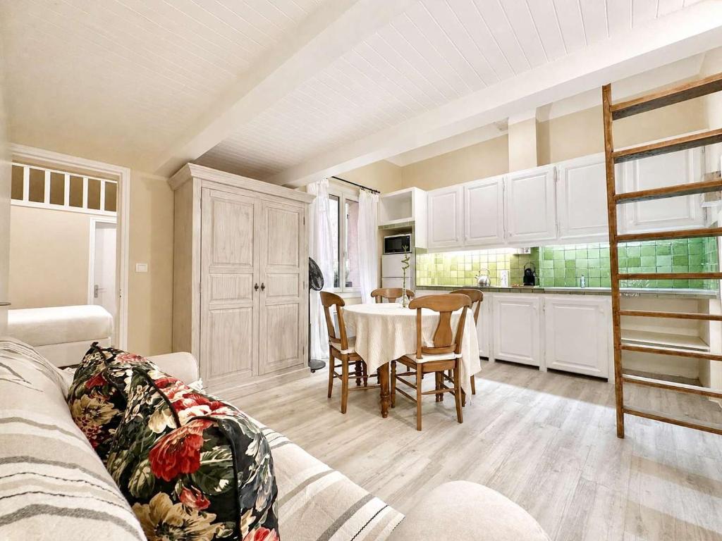 a kitchen and living room with a table and chairs at Èrsextius, MJD, Aix-en-Provence in Aix-en-Provence