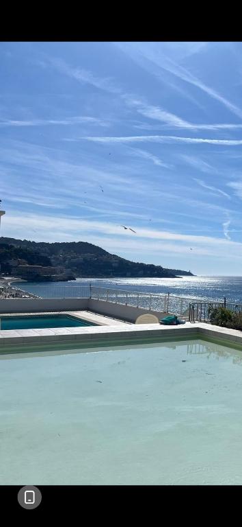 Royal Lux Spacious seaside pool