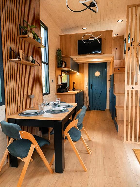 eine Küche und ein Esszimmer mit Tisch und Stühlen in der Unterkunft Tinyhouse WeserNest in Sandstedt