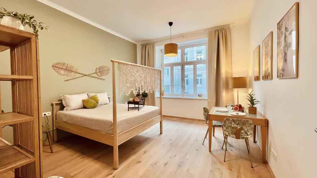 ein Schlafzimmer mit Bett, Schreibtisch und Fenster in der Unterkunft SERVUS HOMES Schönbrunn I Top-Lage & Metro in Wien