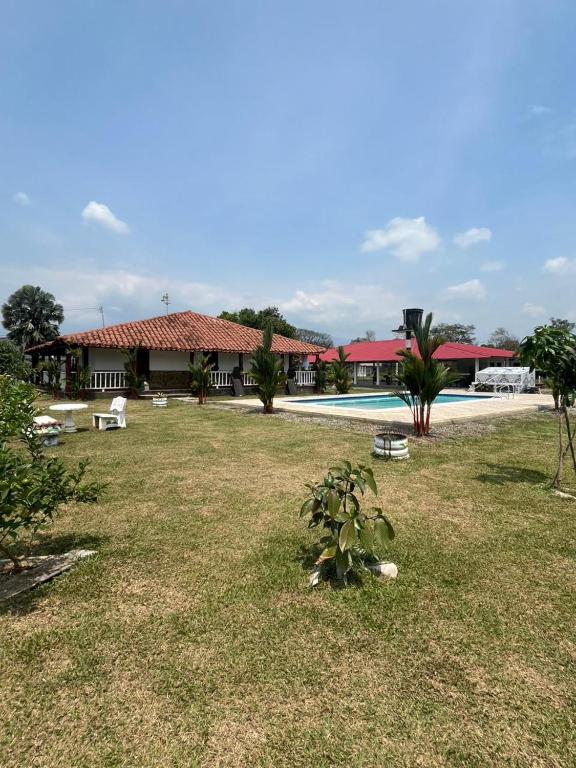 a resort with a swimming pool and a building at Quinta Campestre Bella Vista in Acacías