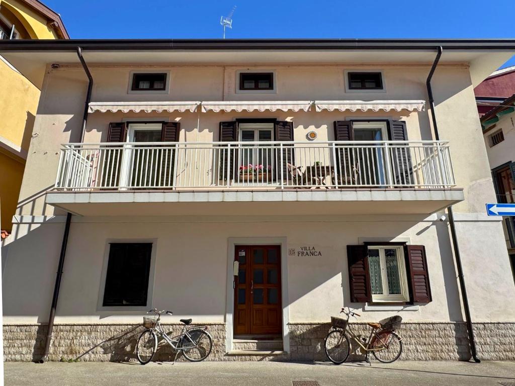two bikes parked in front of a building at Villa Franca in Grado