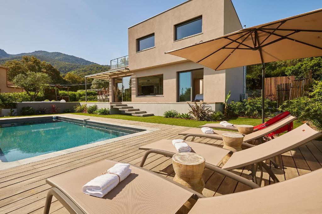 Villa avec piscine à débordement