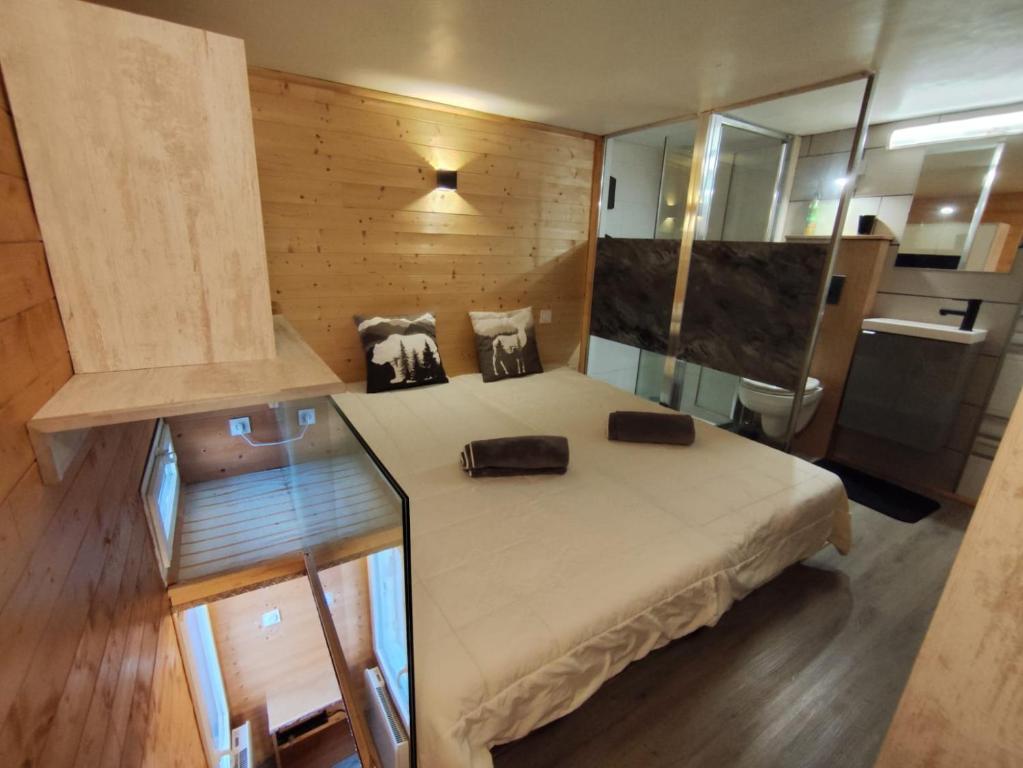 a small bedroom with a bed in a room at L'instant parental in Ustou
