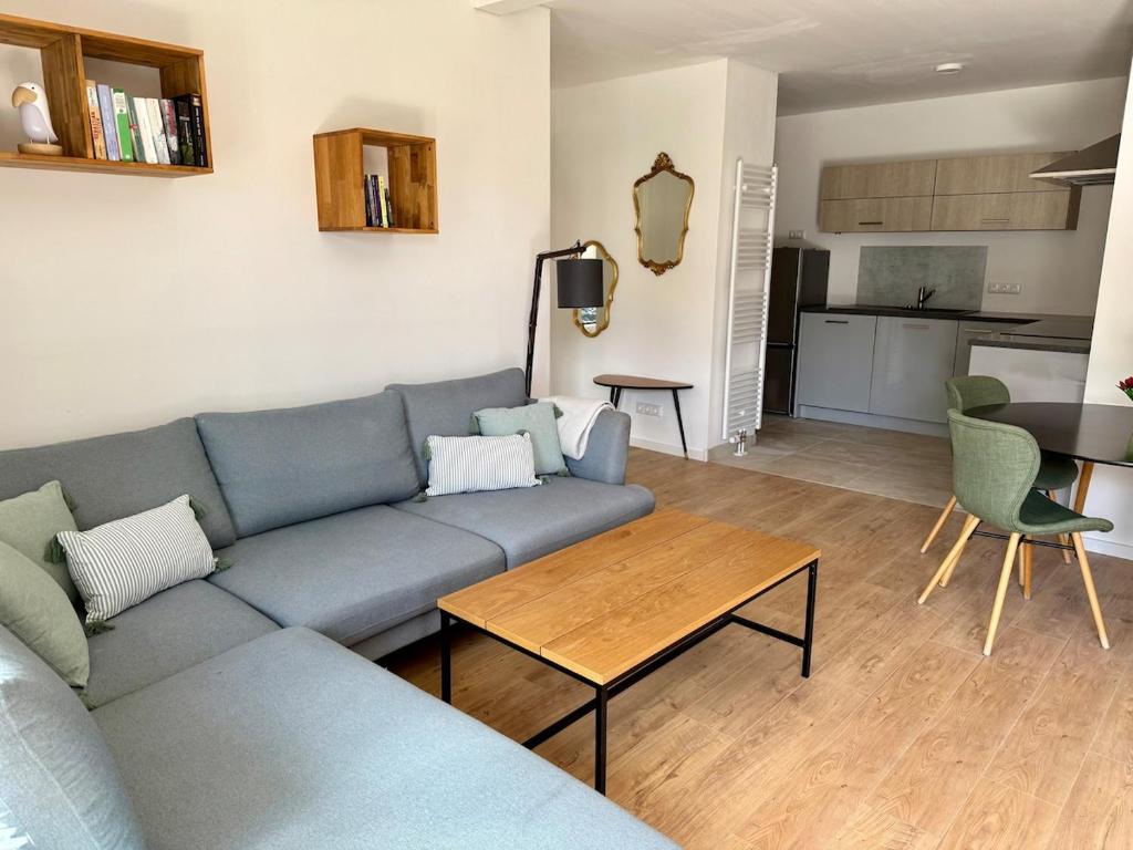 a living room with a blue couch and a table at Ferienwohnung 'kommodig' nahe der Eider in Delve