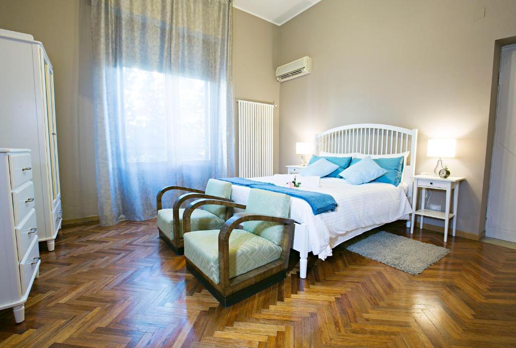 1 dormitorio con 1 cama grande con almohadas azules en Dido, en Roseto degli Abruzzi