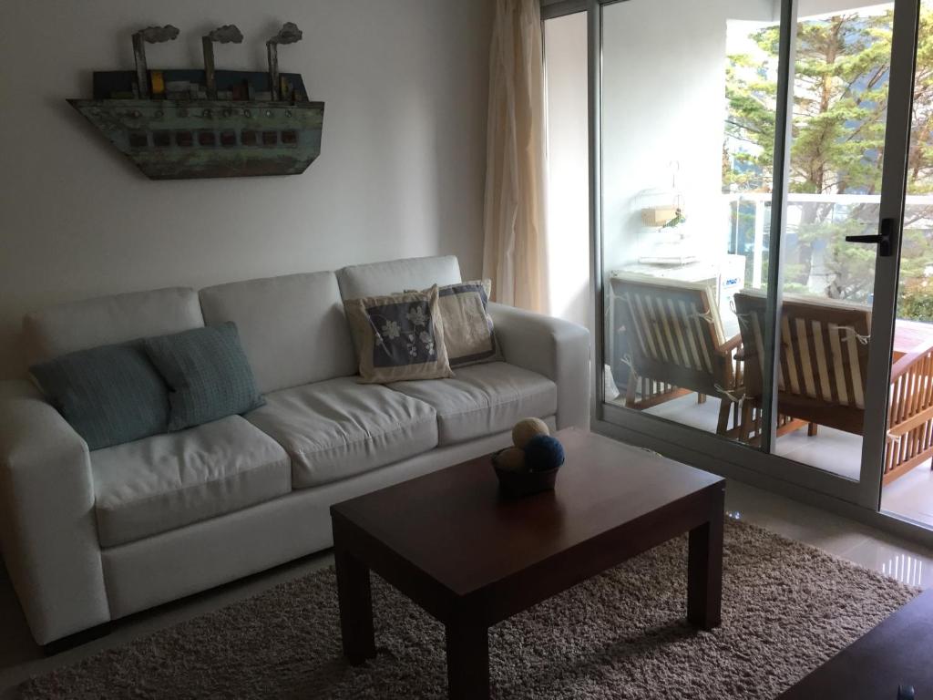 sala de estar con sofá y mesa de centro en Apartamento Vista Brava, en Punta del Este