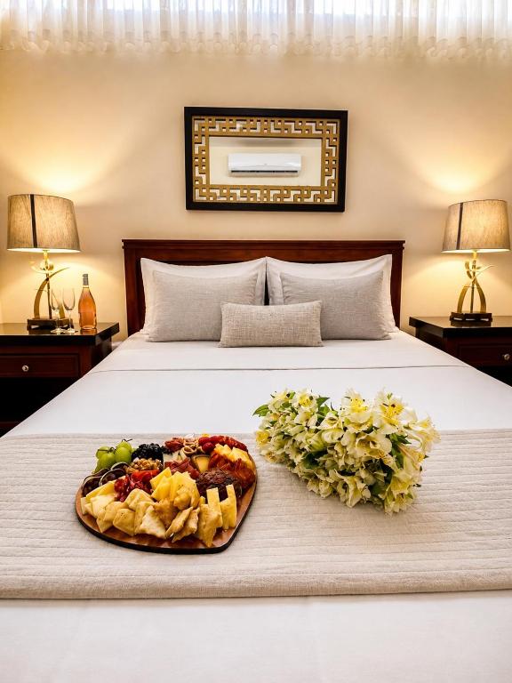 a tray of food sitting on top of a bed at Suite Ejecutiva en Machala Zona Unioro in Machala