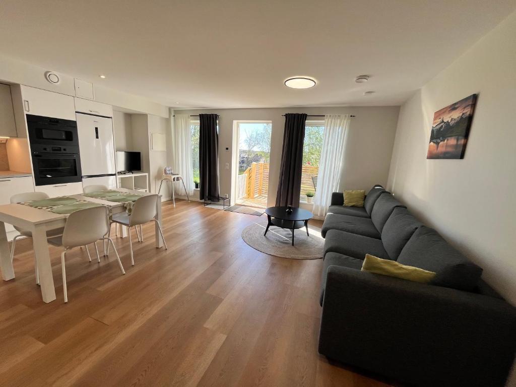 a living room with a couch and a table at Modern nyproduktion nära ALV in Vimmerby