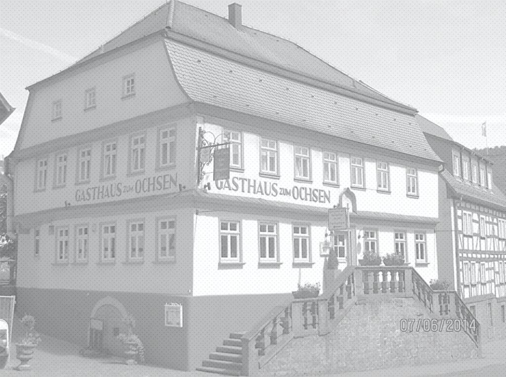 ein Schwarzweißfoto eines Gebäudes in der Unterkunft Ochsen Hardheim in Hardheim