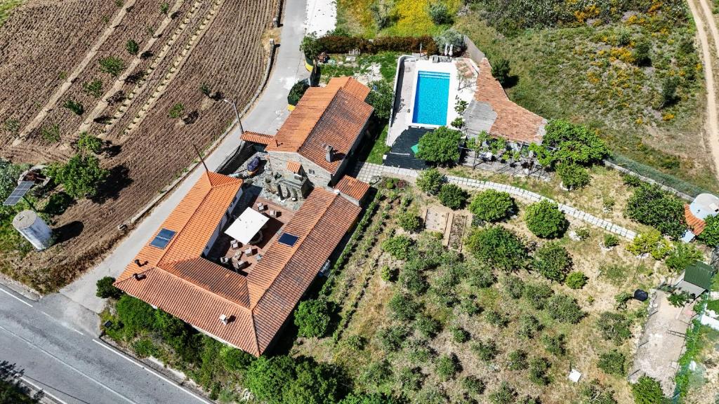 an aerial view of a house with a swimming pool at Quinta Penedo das Antas in Sertã