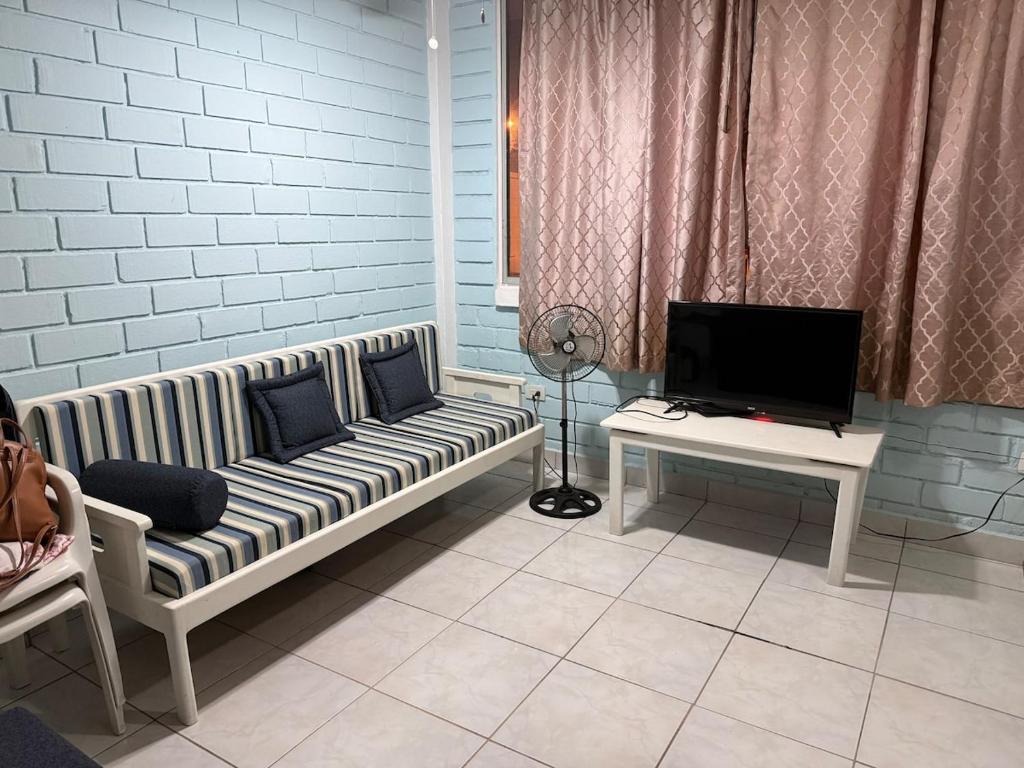 a living room with a couch and a television at Casa en Tonsupa in Tonsupa