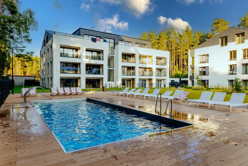 ein Schwimmbad vor einem Gebäude in der Unterkunft Morze Słońca in Łukęcin