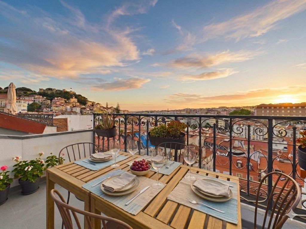 2BR w/ Terrace & Castle Sao Jorge Views – Alfama | By Airnest