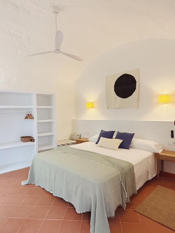 a bedroom with a bed in a room at Hotel Casa Fiets in Alaior