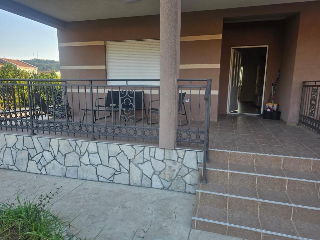 ein Balkon eines Hauses mit Zaun und Stühlen in der Unterkunft Sunshine in Kravlja
