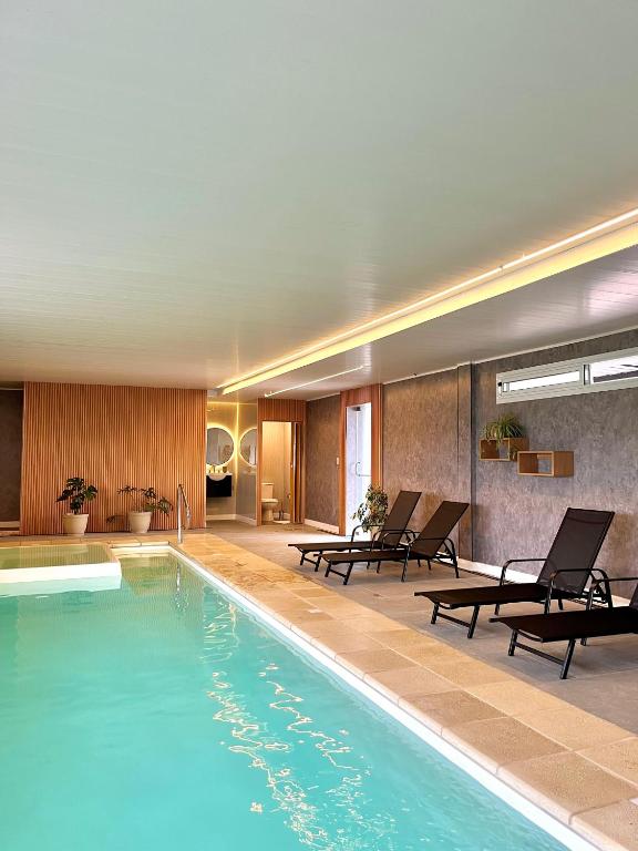 a hotel swimming pool with lounge chairs and a pool at Alamo Hotel in Villa Carlos Paz