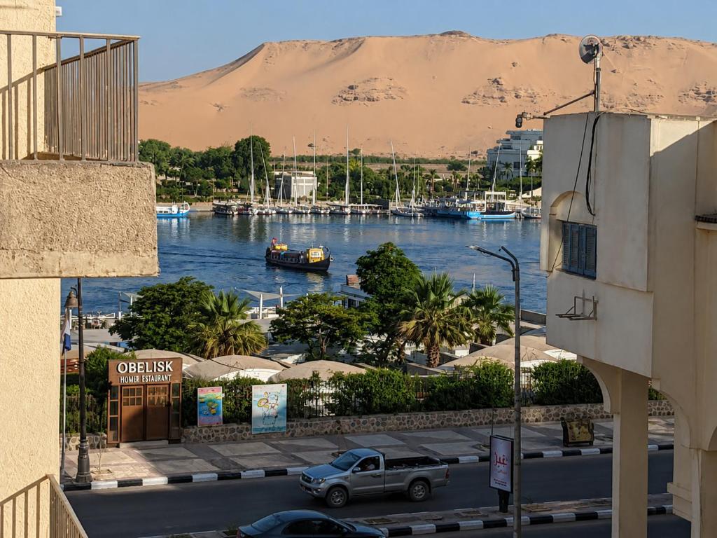a view of a body of water with a mountain at Gannet Alyousef City Center in Naj‘ al Maḩaţţah