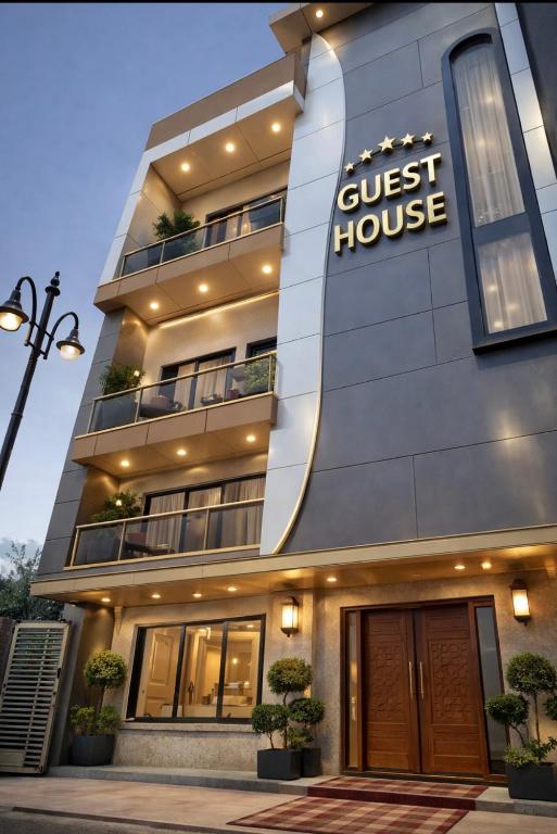 a guest house building with a guest house at Sunrise stay in Chhatikara
