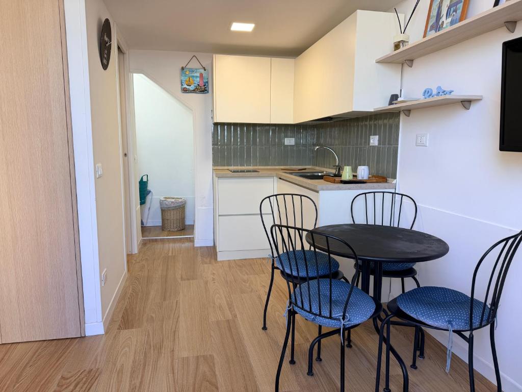 a kitchen with a table and chairs in a room at Casetta Velia in Gaeta