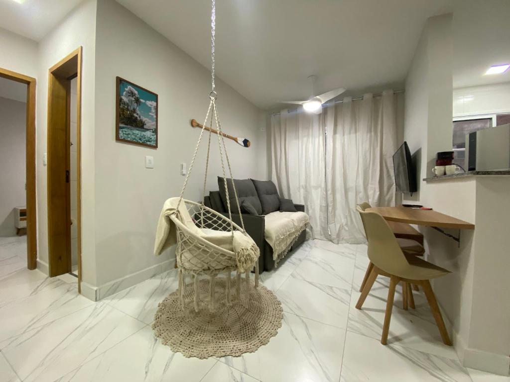 a living room with a swing in a room at Atlântico 33 Guilhermina in Praia Grande