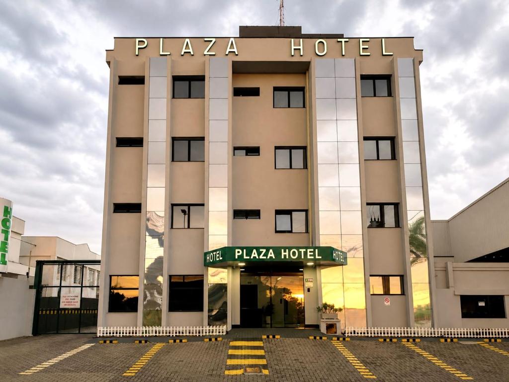 a hotel with a sign that reads plaza hotel at Limeira Plaza Hotel in Limeira