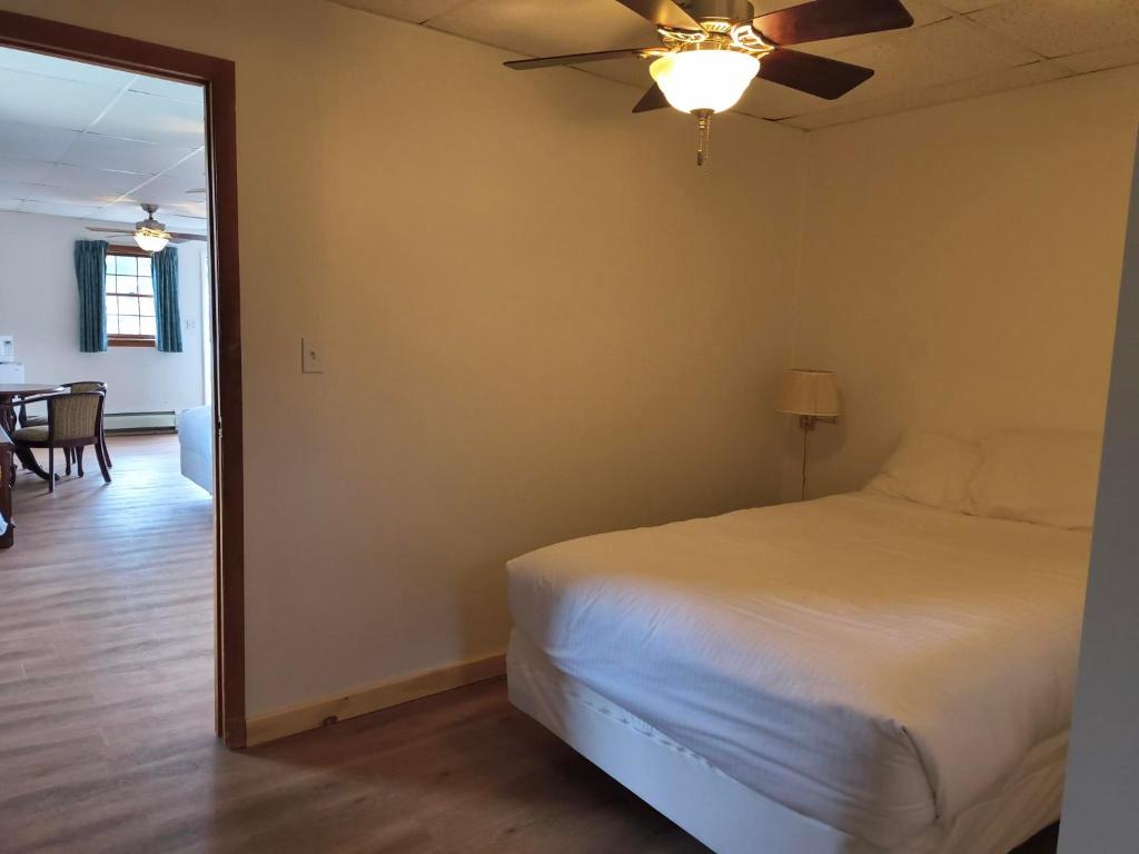 Sara Placid Inn & Suites - Triple Room