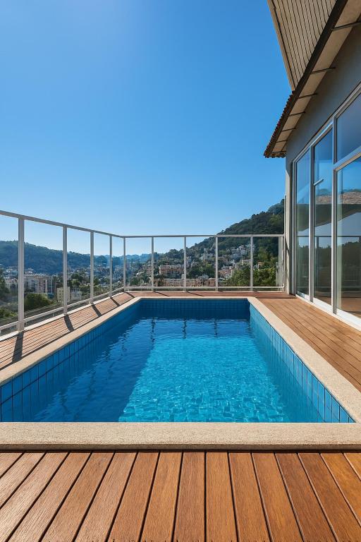 a swimming pool on the balcony of a house at Refúgio Aconchegante Montanhas Capixabas 2 Quartos in Marechal Floriano