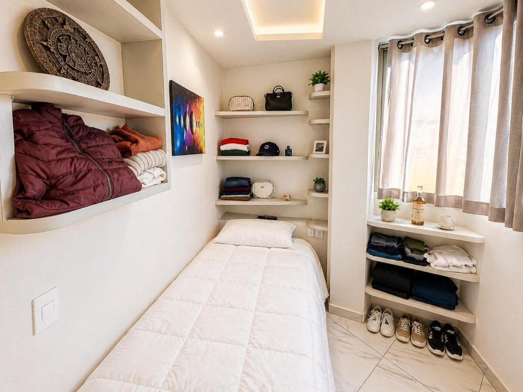 a small room with a bed in the corner at Habitación individual con baño privado a 2 min de Ciudad Universitaria - UNAM - Institutos de Investigación in Mexico City