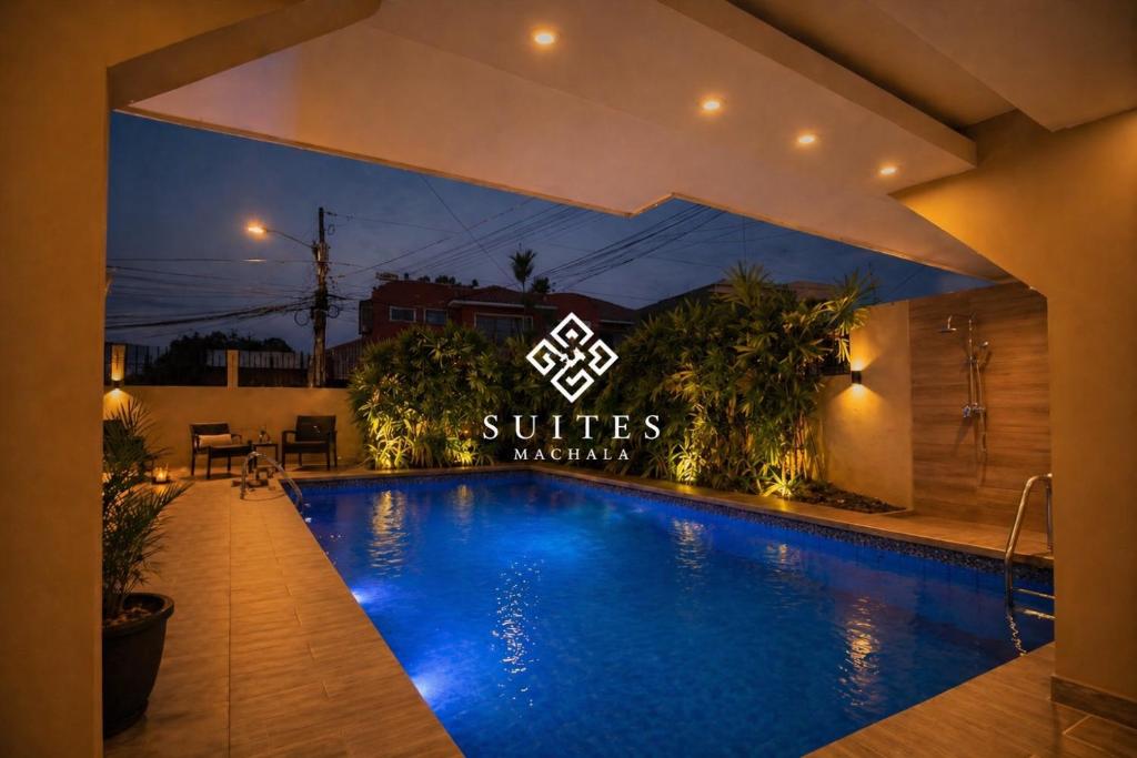 ein Schwimmbad mit einem Schild, auf dem „Suites Marriott“ steht in der Unterkunft Exclusive Executive & Couple Suite con Piscina in Machala