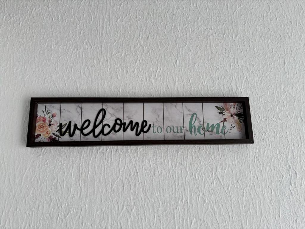 a sign on a wall with a welcome to our house at Casa Cielo y Noche in Ahuachapán