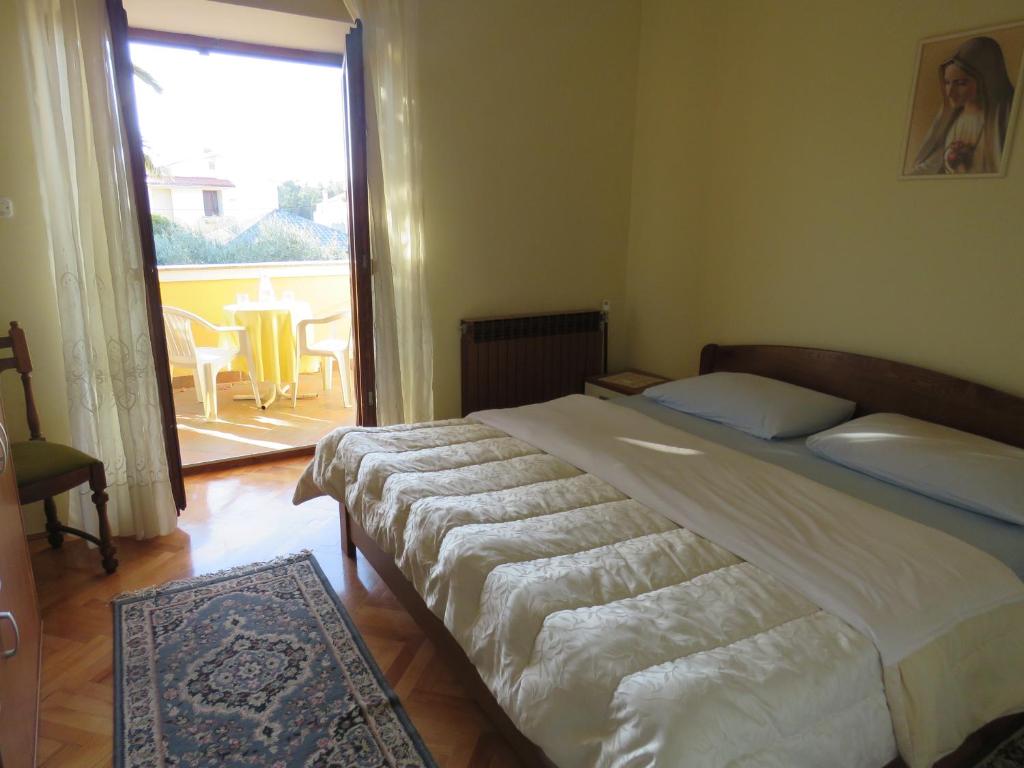 Postel nebo postele na pokoji v ubytování Apartments Palma Novalja