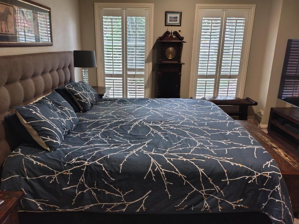 a bedroom with a bed with a blue comforter at 1 bed room dog friendly accommodation in Tarneit